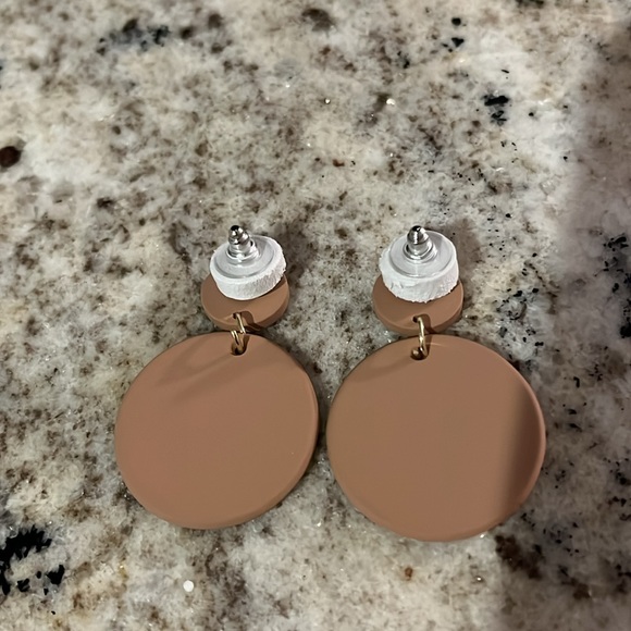 Brown acrylic, round drop earrings - Picture 6 of 6